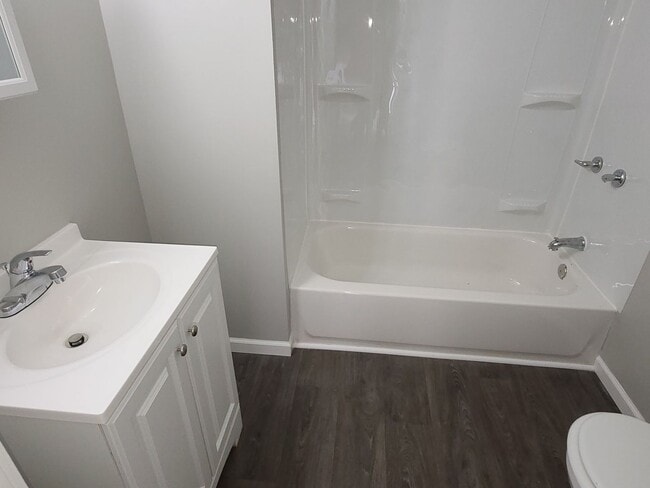 Building Photo - Single Family Home 4 Bedroom and 1 Bath Fo...