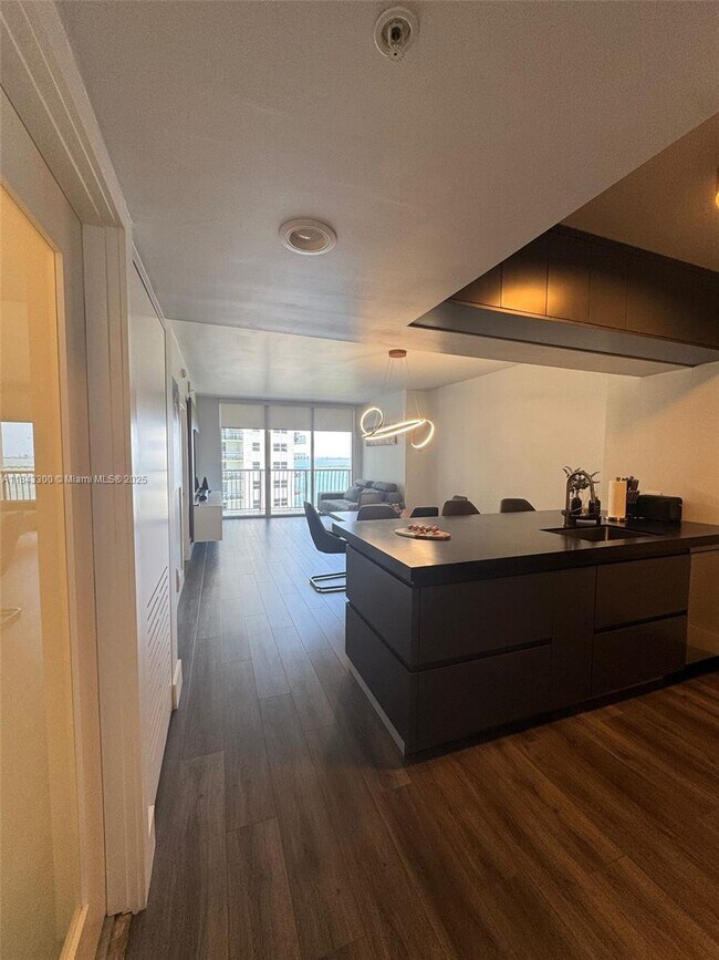 Building Photo - 1750 N Bayshore Dr