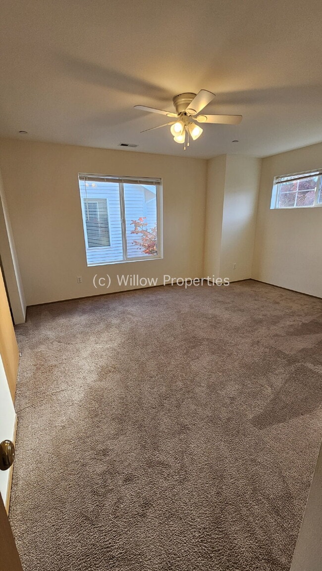 Building Photo - Beautiful NW Landing Home
