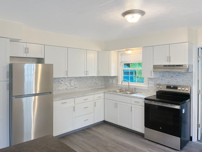 Building Photo - 3 Bedroom Northside Gem