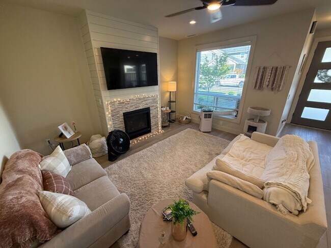 Primary Photo - Available September 1, 3 bed 2.5 bath