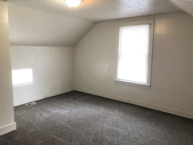 Building Photo - 3 Bed, 1 Bath House - Home OFFICE!!
