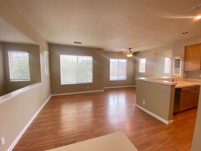 Building Photo - Low Deposit W/ Garage Parking & In Unit Laundry!