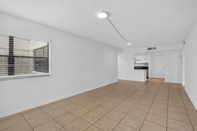 Building Photo - 220 Lakeview Dr