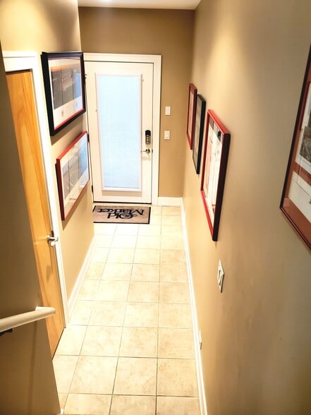 Lower Level Foyer - 1105 Mayberry Plaza