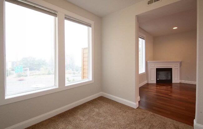Building Photo - This Gorgeous Townhome has 3 Bedrooms, 3 1...