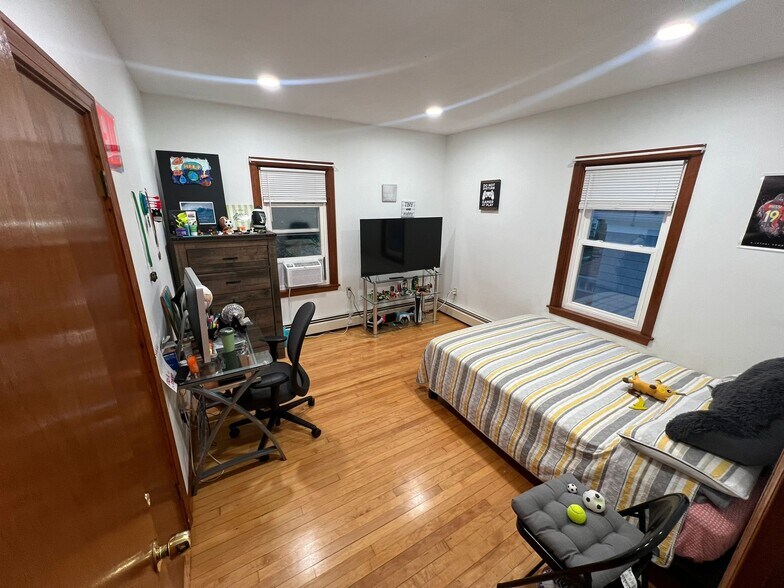 Building Photo - 31 Anthony St