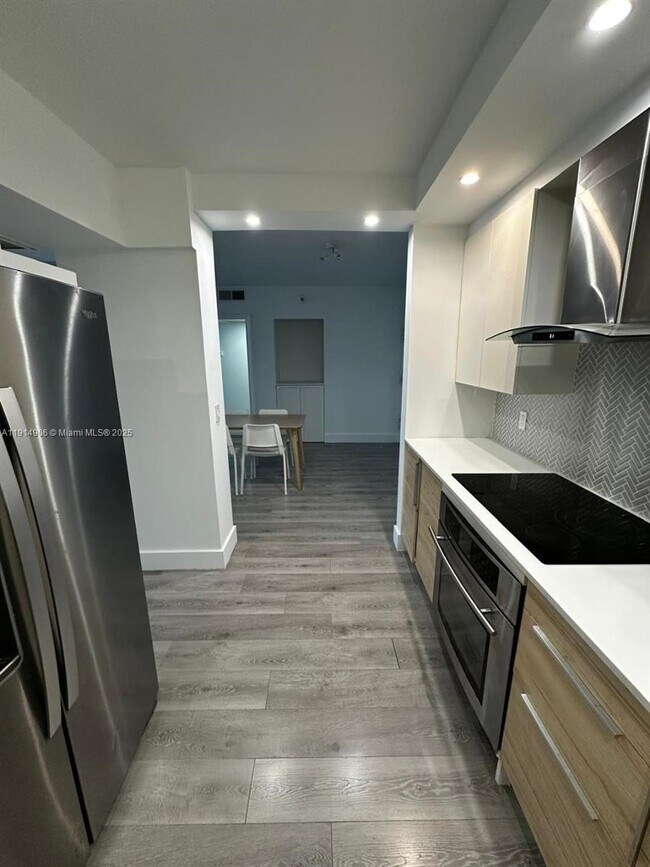 Building Photo - 5600 Collins Ave