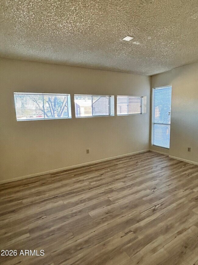 Building Photo - 2652 E Oakleaf Dr