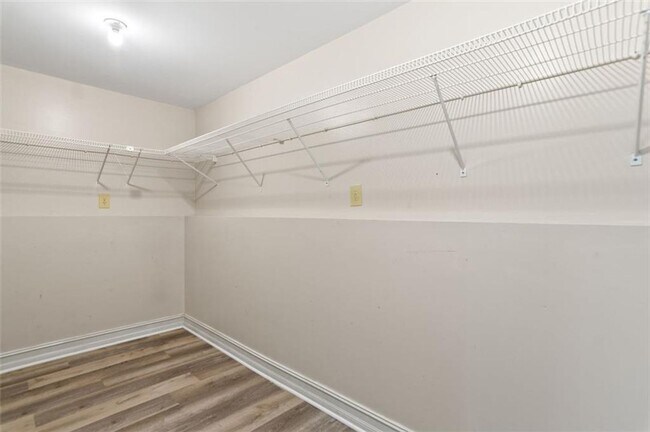 Building Photo - Beautifully Renovated 5-Bedroom, 4-Bath Home on Full Finished Basement!