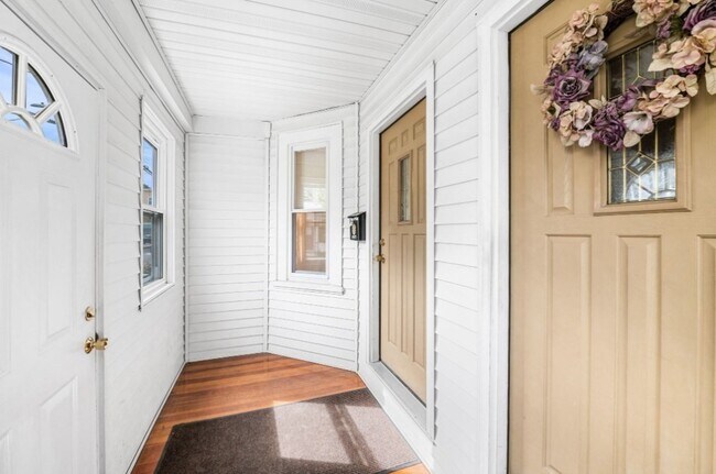 Building Photo - 114 Cedar St