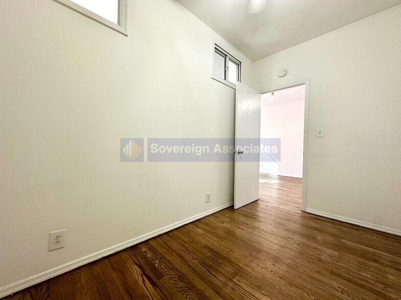 Building Photo - 156 E 85th St