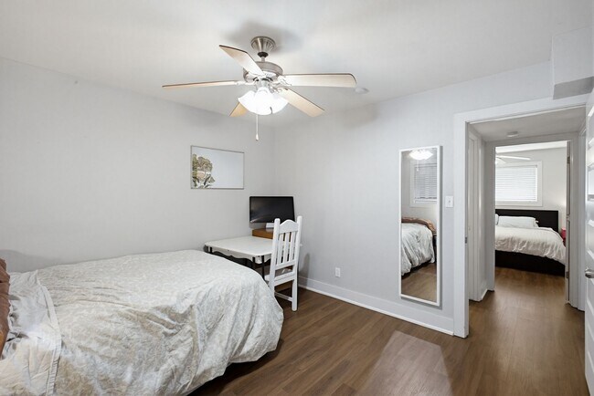 Building Photo - 2 Bed 1 Bath Condo by UT and CapMetro Stop