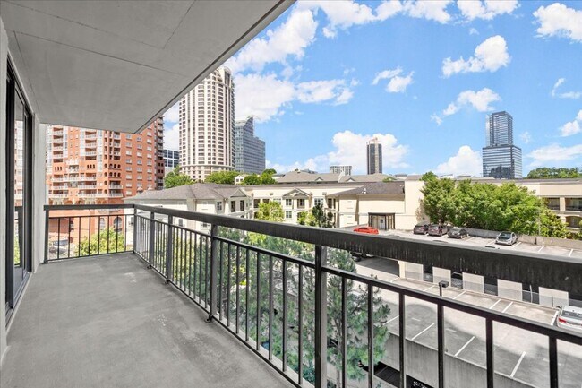 Building Photo - 3481 Lakeside Dr NE