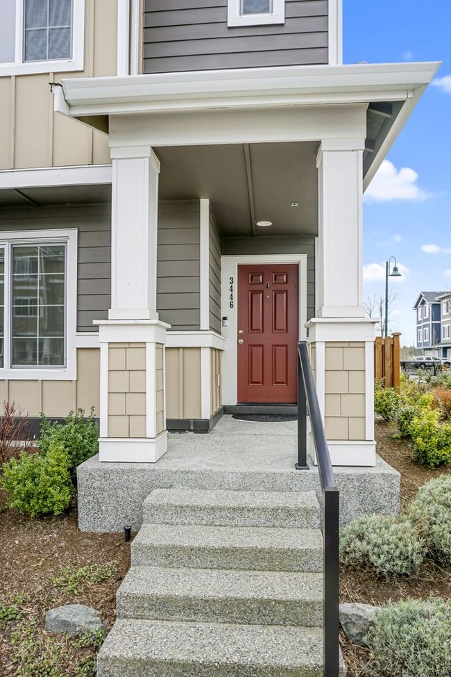 Primary Photo - Very nice townhouse with modern finishes