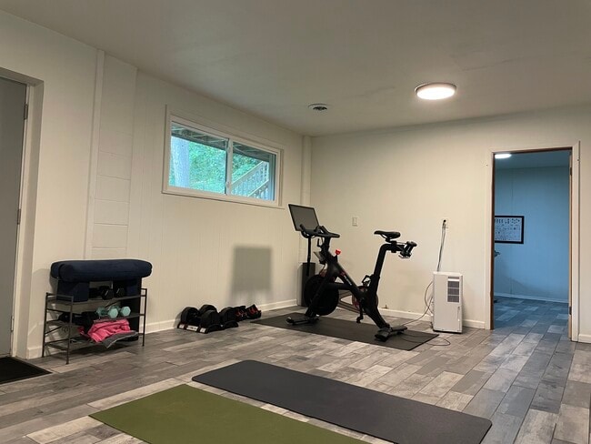 Building Photo - 1721 N High Point Rd