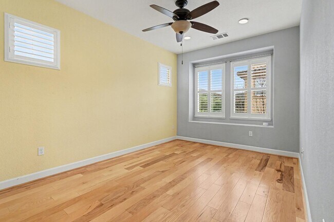 Building Photo - 568 Selby Lane