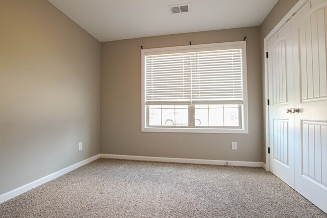 Building Photo - Pet Friendly Three Bedroom!