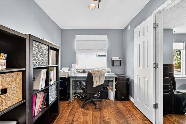 Building Photo - 930 Holly Hall Dr