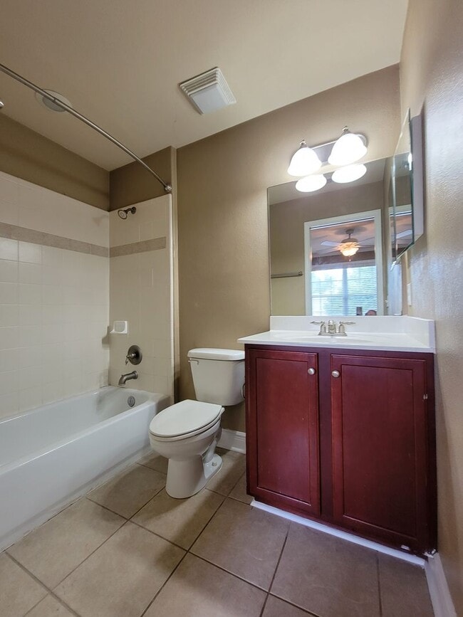 Building Photo - Upscale 3/3 town home in University Green ...