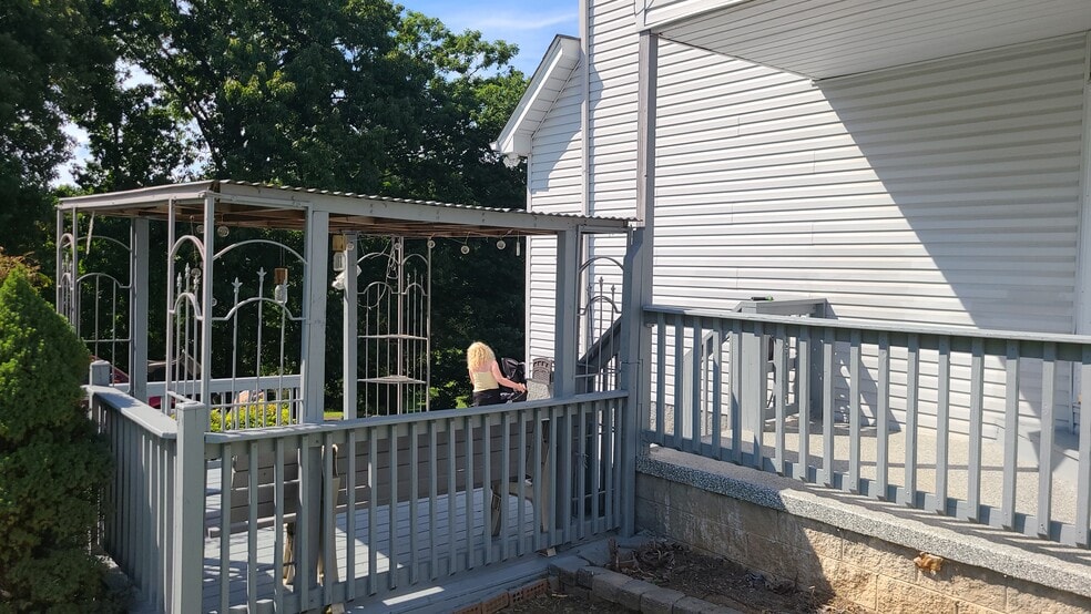 front porch/deck - 1526 Old Oak Ln