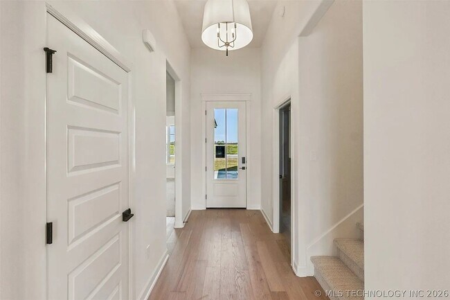 Building Photo - 5 Bed | 4 Bath House