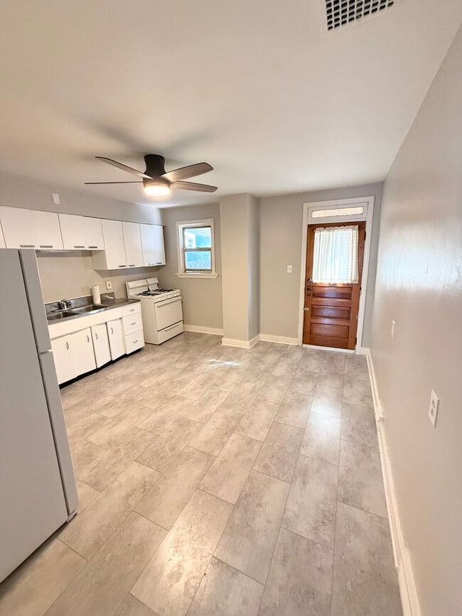 Building Photo - One or 2 bedroom, 1 bathroom home with a den in the heart of Lawrenceville.
