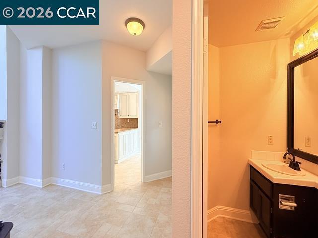 Building Photo - 6220 Lakeview Cir