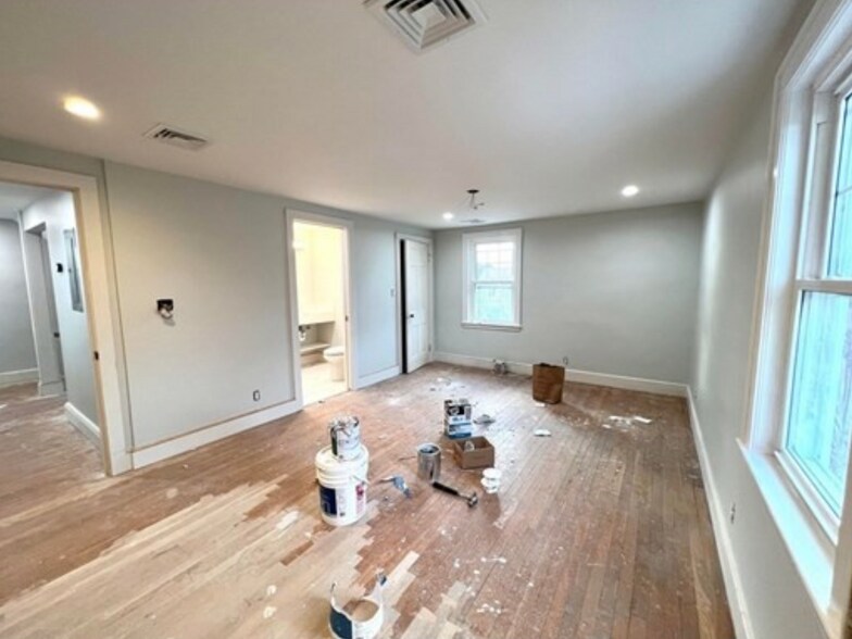 Building Photo - 171 Forest St