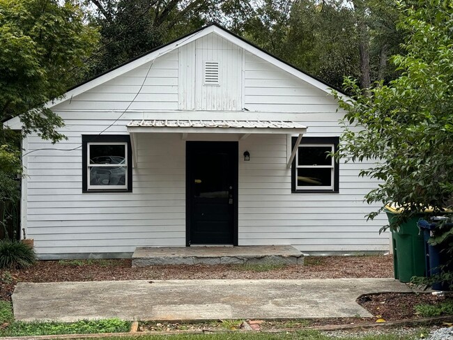 Building Photo - Fantastic cottage in Normal  Town