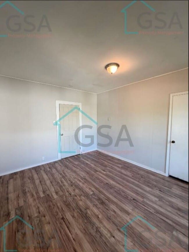 Building Photo - 2 bedroom 1 bathroom House AVAILABLE NOW