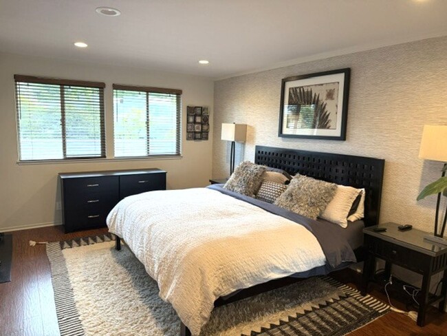 Building Photo - Fully Furnished Greenbrae Condo on Corte M...