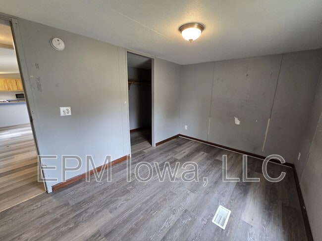 Building Photo - 700 W Ridgeway Ave