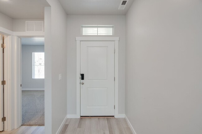 Building Photo - Beautiful 4 Bedroom Upscale Home