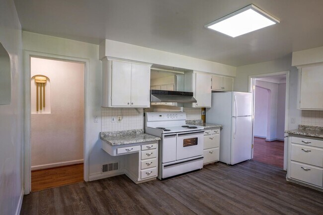 Building Photo - Spacious 4 Bedroom on Upriver Drive