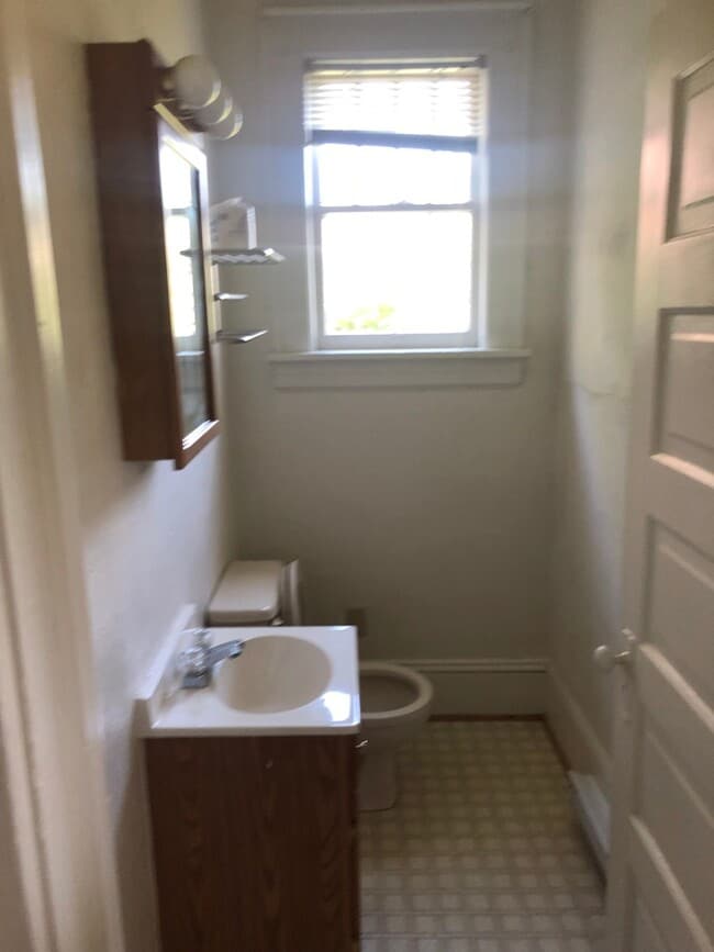 Building Photo - Wonderful 2 Bedroom 1.5 Bathroom