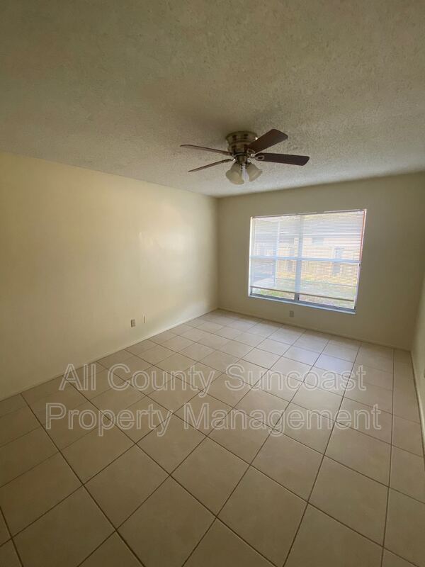 Building Photo - 2578 Surrey Dr