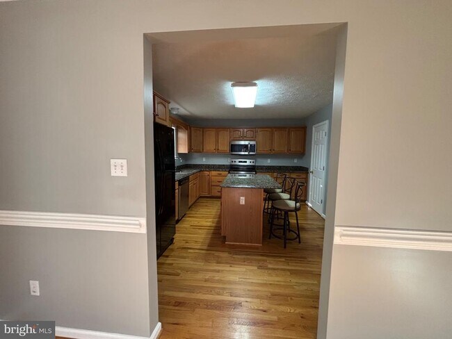Building Photo - 2040 Stoneleigh Dr