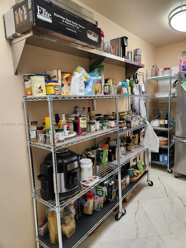 Building Photo - 70 Bay Colony Ln