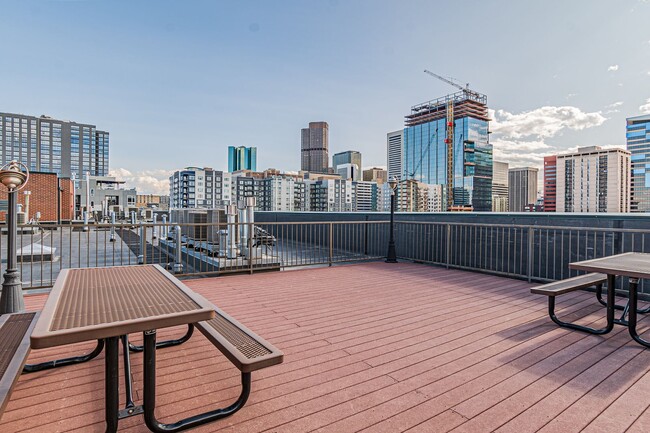 Building Photo - Furnished 1BD, 1.5BA Condo in Lower Downto...