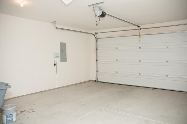 Building Photo - 3 bd. 2 bath Rambler Available November 10!