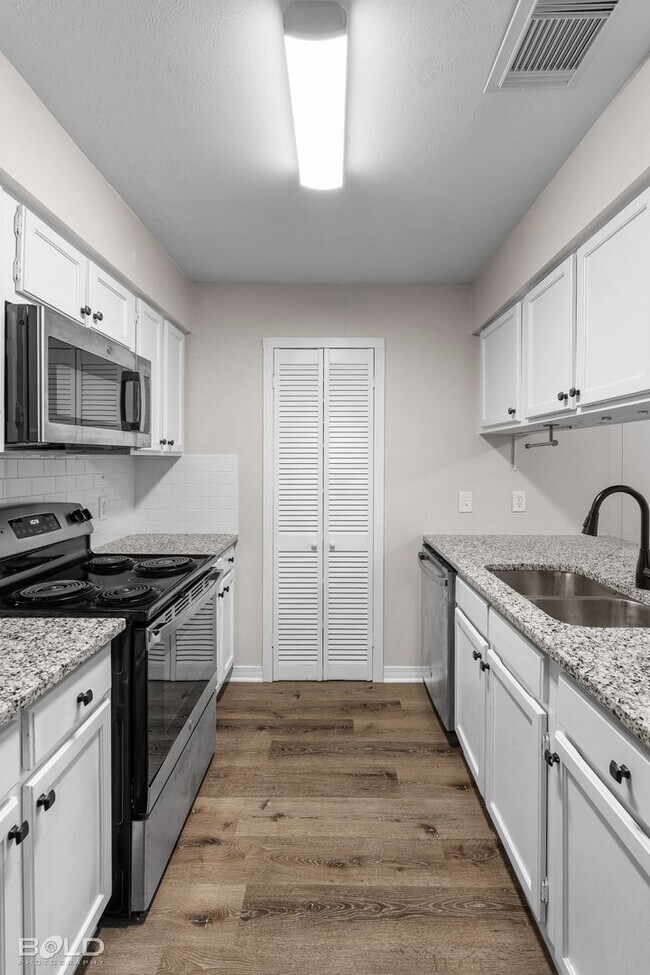 Building Photo - 3 bed 2 bath Town House