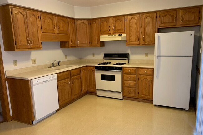 Fully appliances oak kitchen - 2901 Lena Ct