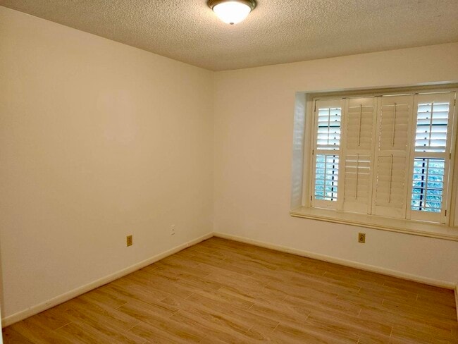 Building Photo - 2118 Hickory Lawn Dr