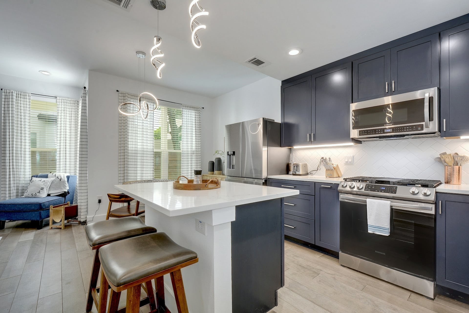 Kitchen w/bar seating - 413 W Odell St