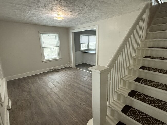 Building Photo - 325/327 3rd St NE