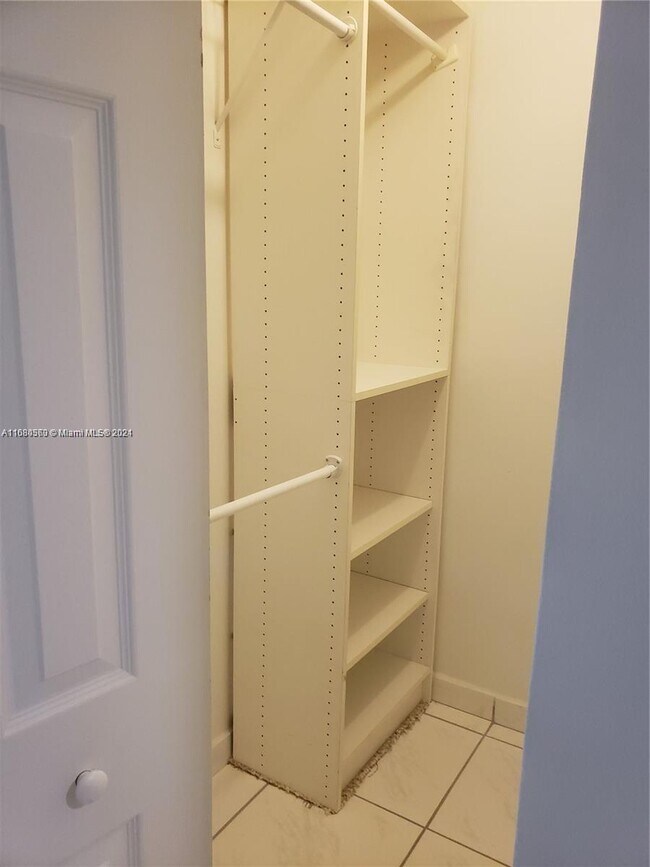 Building Photo - 6937 Bay Dr