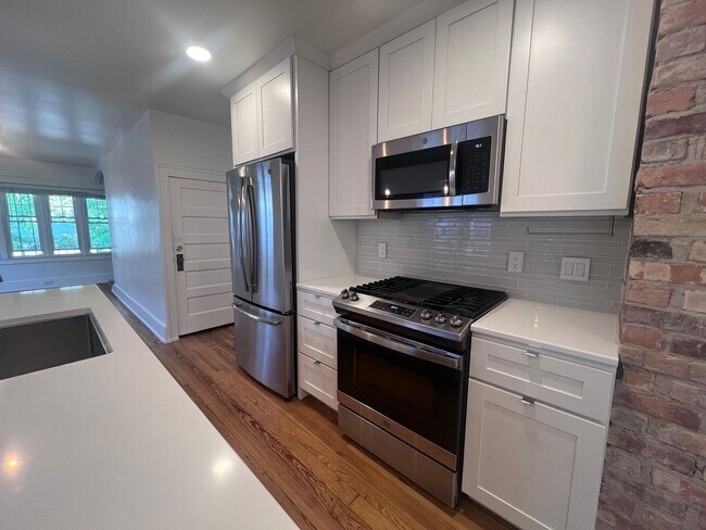 Building Photo - Updated 3-Bedroom Home in the Midtown Area – Heat & Water Included!
