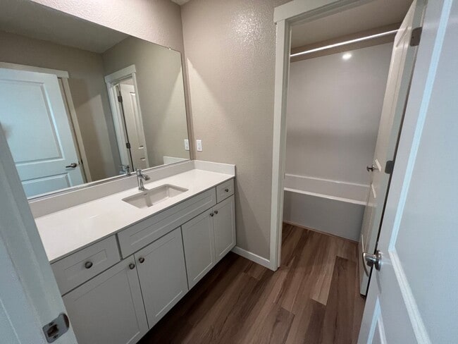 Building Photo - 3 Bed / 2.5 Bath | West Sacramento Home Av...