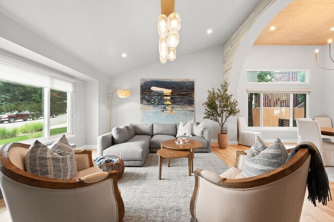 Building Photo - September 2026 - June 2027 Stunning Fully Furnished Rental in Golden, Colorado